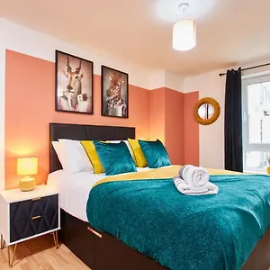 The Sleek Gem With Balcony - Sleeps 6 Apartment