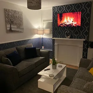 Cosy 3 Bedroom House, Free Parking & Wifi Apartment