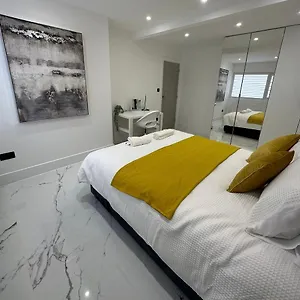 Entire In For Family, Friends And Contractors Holiday home